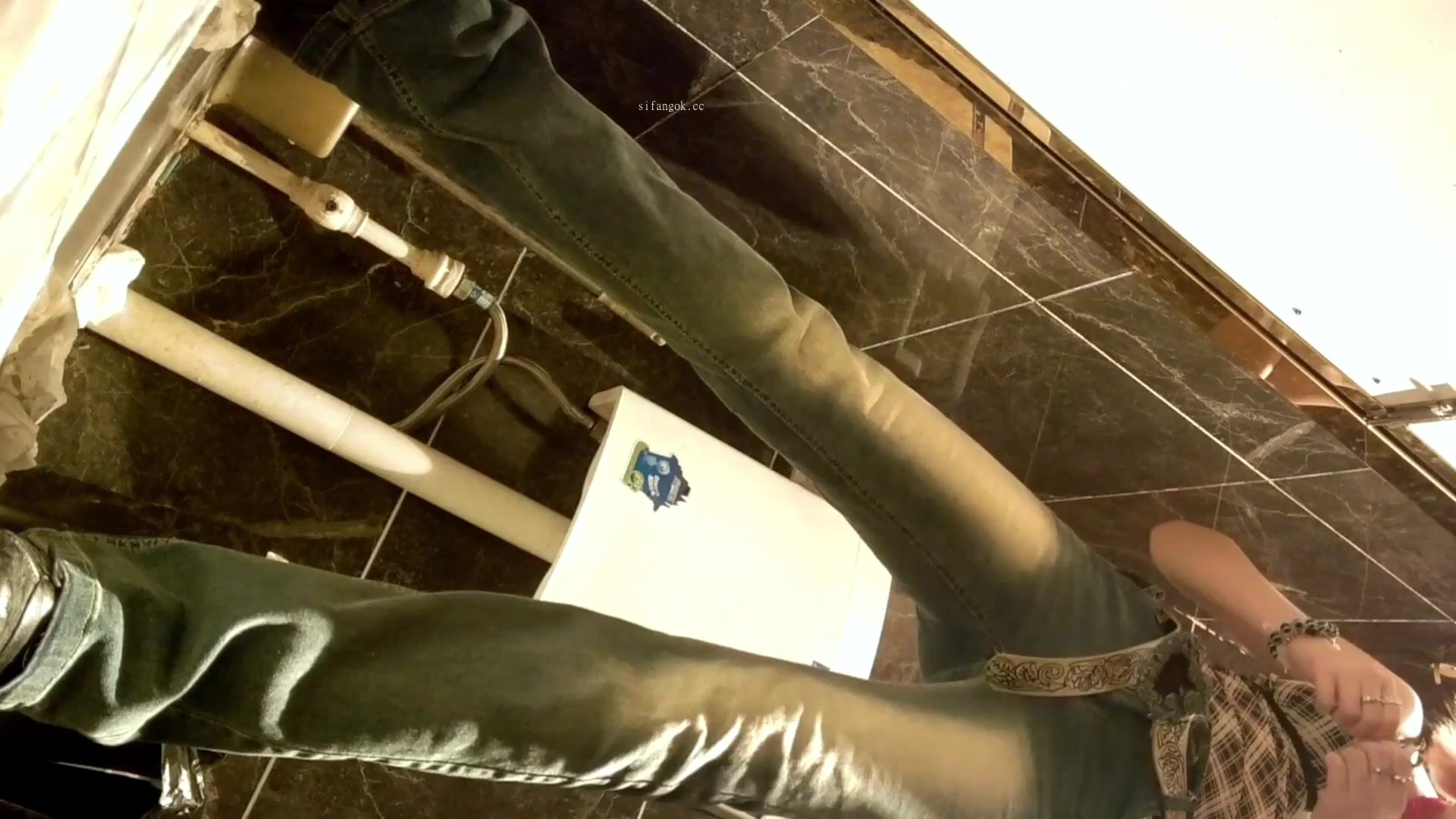 二月最新流出夜總會女廁前景偷拍小姐尿尿兩次被拍的牛仔褲美女逼毛修得挺整齊的 (2)