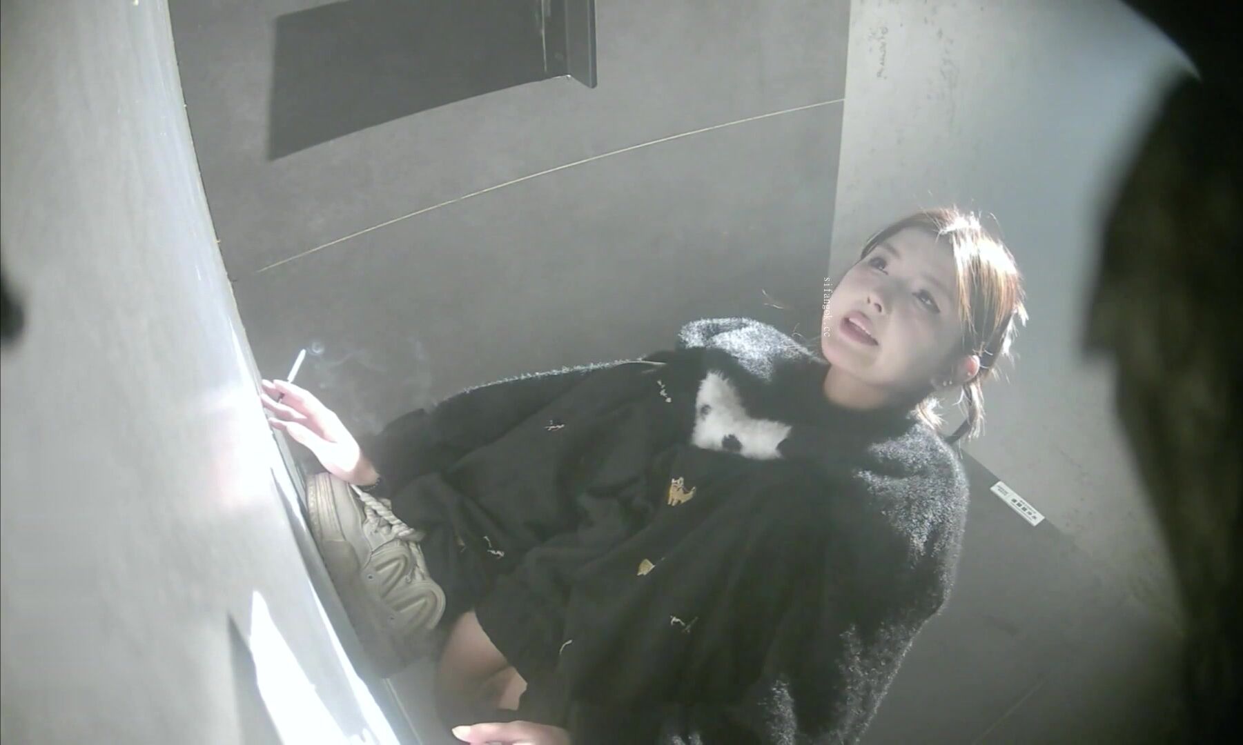 二月新流出夜總會【KTV女廁】前景偷拍兩個靚妹手拿電子煙的氣質美女