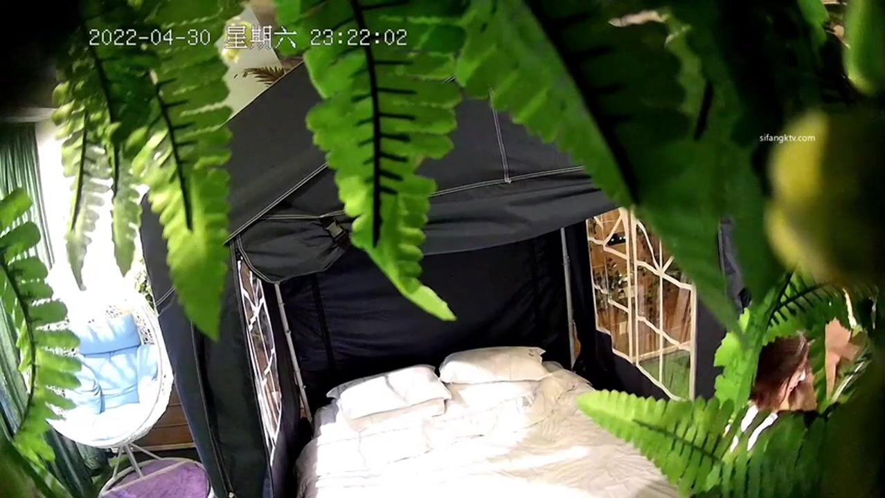 酒店攝像頭近視角偷拍綠色造景房老哥約炮媳婦的騷閨蜜草到她喘大氣