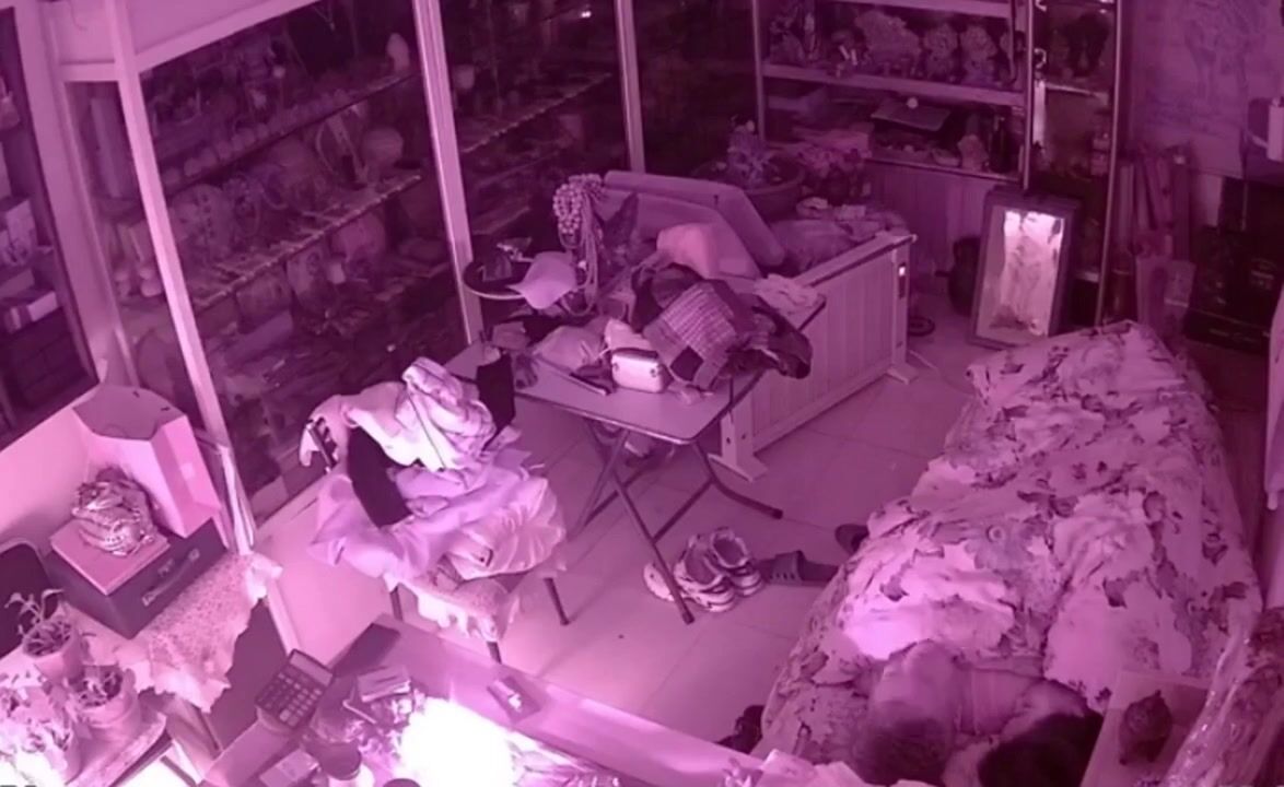 駭客破解雲視通偷拍古玩店老闆嫖宿幾個少婦一邊搞一邊看黃片還拉個二胡2