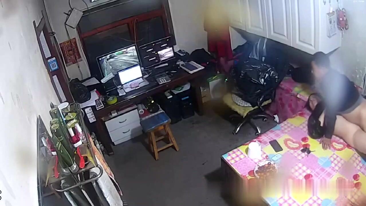 駭客破解網路攝像頭監控偷拍貌似值班室的房間性飢渴少婦從別的地方趕來會姦夫偷情