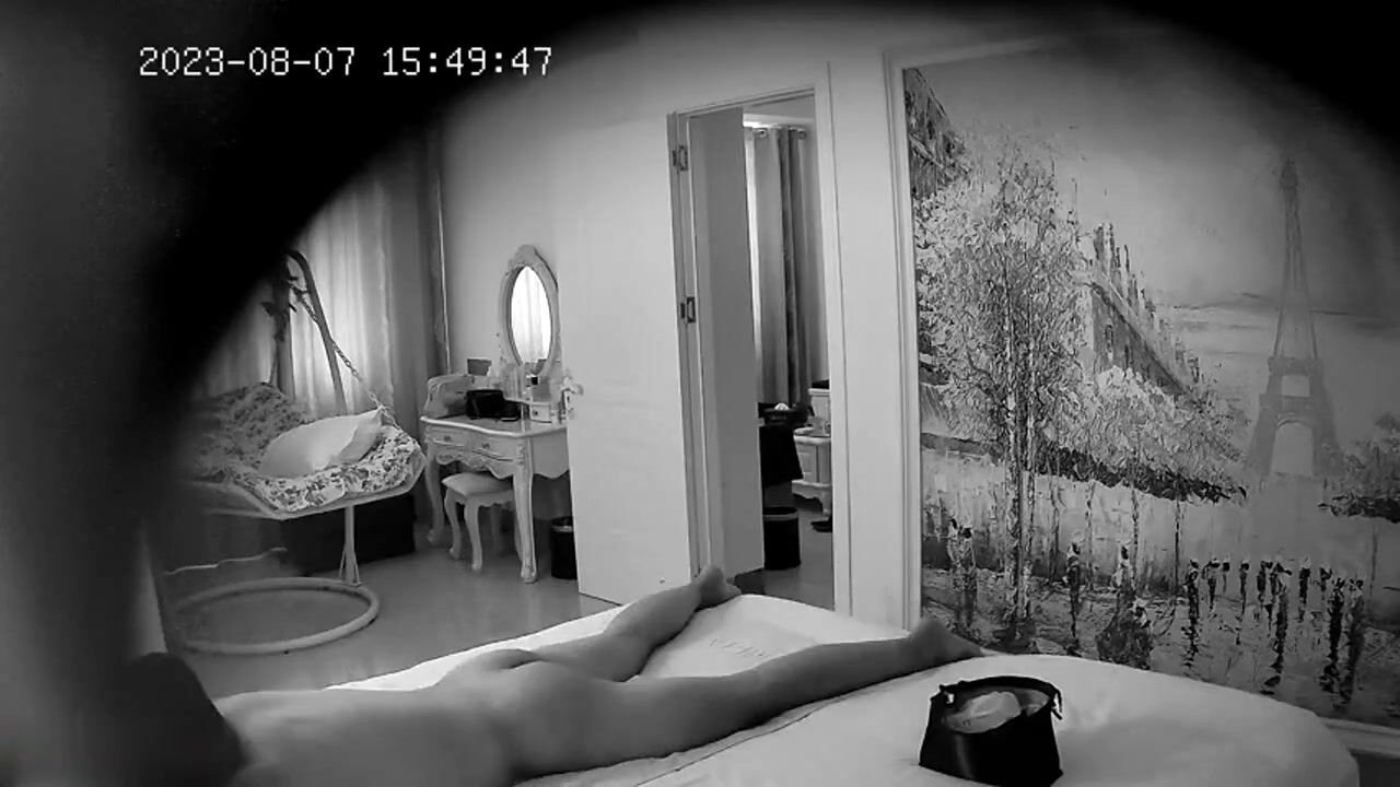 監控偷拍專業女技師接客舔背乳推按摩一番懟入騷穴爆操休息一會繼續毒龍轉口爆
