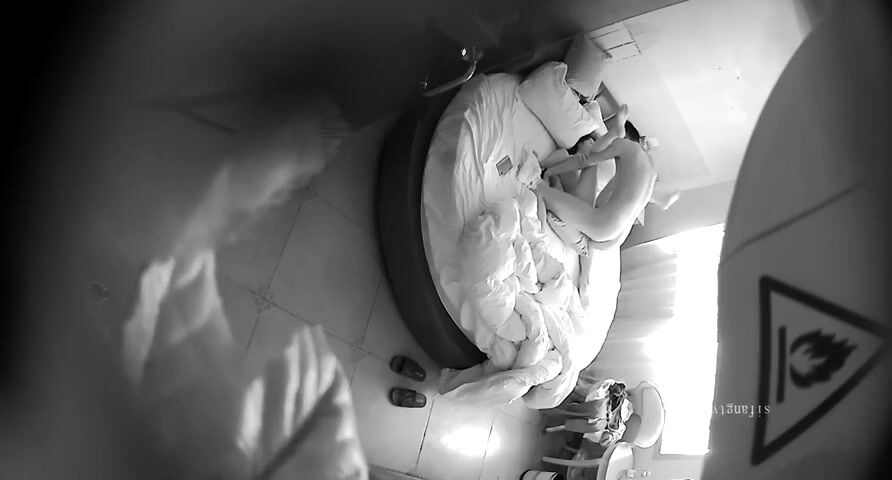 酒店攝像頭偷拍浪漫海景房兩對大白天開房的年輕情侶女朋友顏值都不錯說的四川話