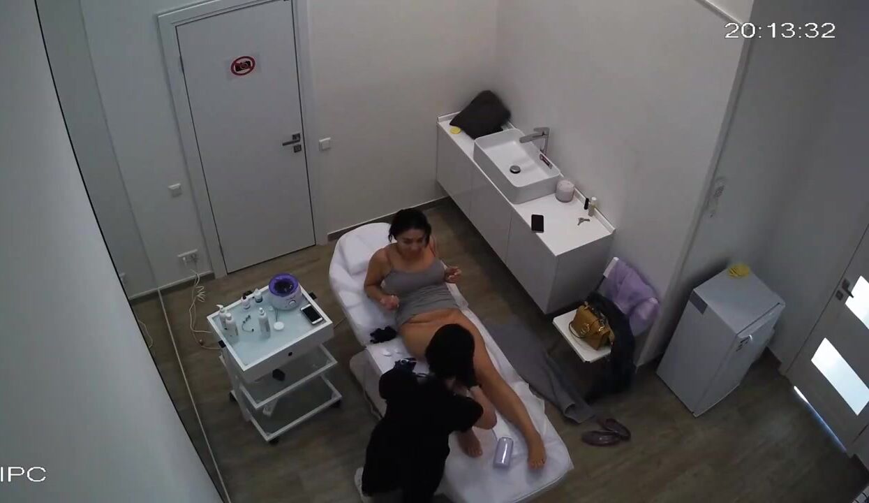 監控洩密美容師仔細的給躺在按摩床上的時尚美女逼逼和各種部位脫毛毛