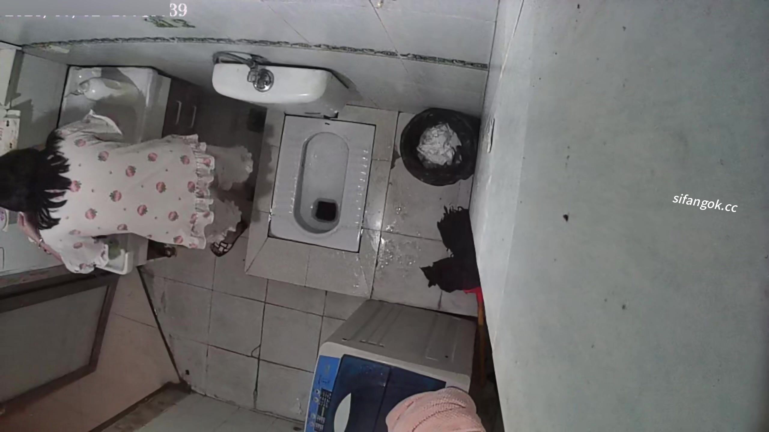 【木馬原創】上帝視角全景偷拍合租房浴室粉嫩乳頭夜場公主洗澡上廁所換衣1 (1)