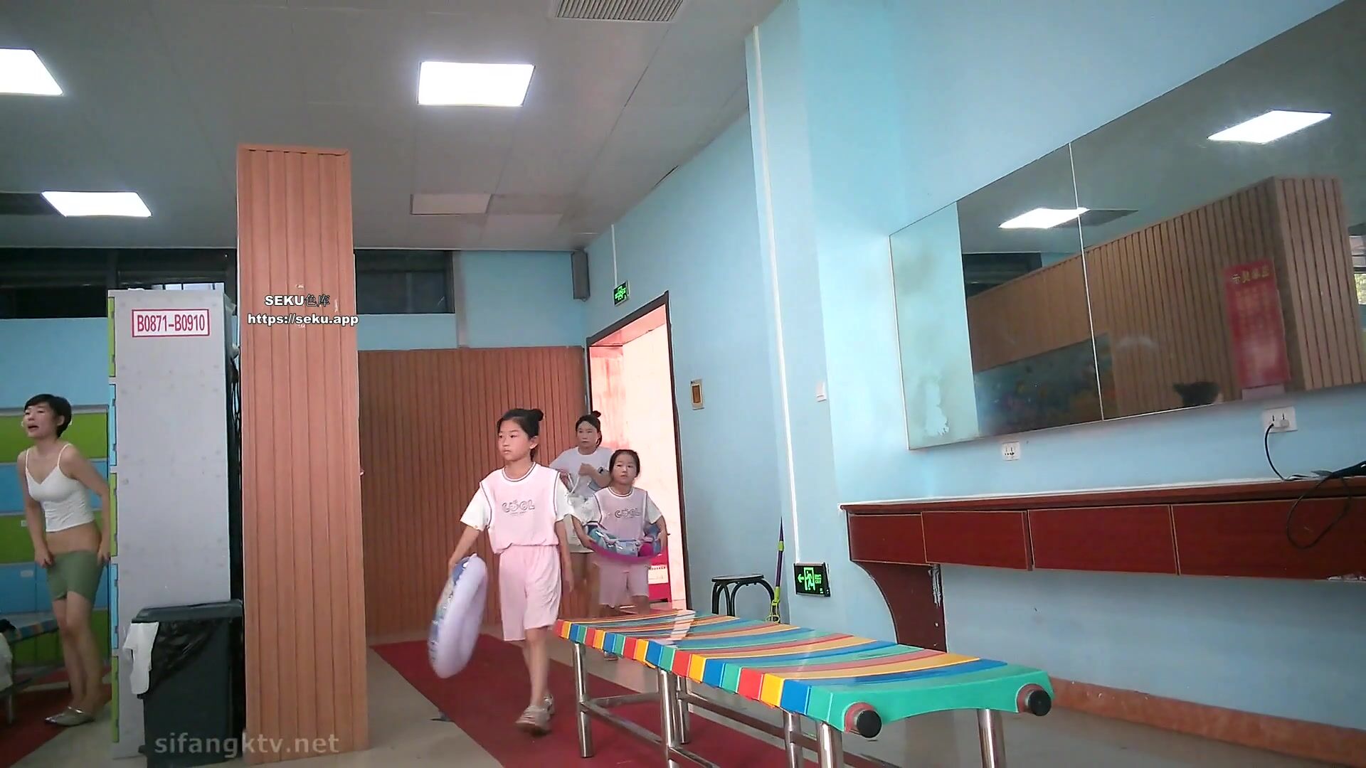 《貴在真實極限偸拍》女人坑女人！戲水游泳館女賓換衣淋浴室內部真實曝光，環肥燕瘦，視覺盛宴 (2)