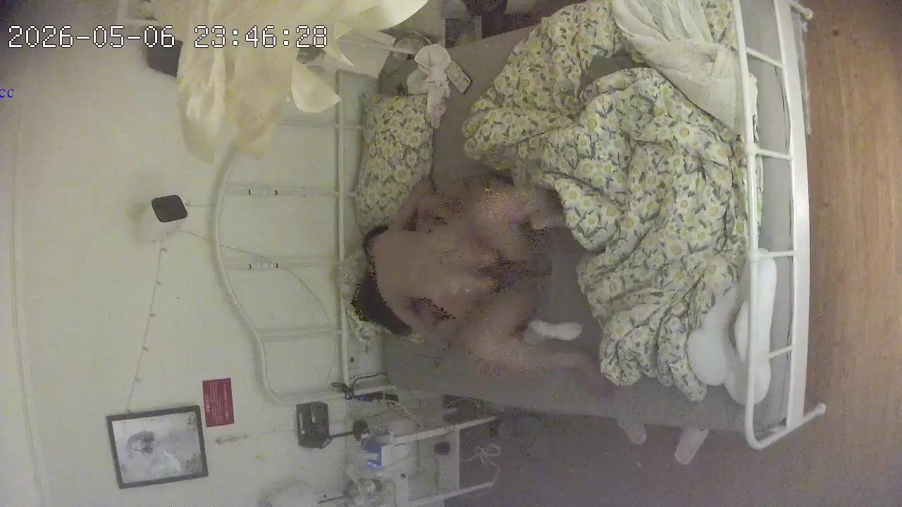 流出酒店偷拍 大學生情侶開房過夜小夥酒店猛操自己白襪小女友 (2)