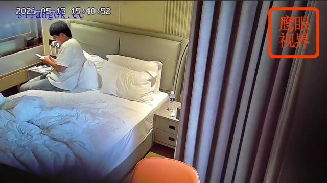 流出酒店偷拍 粉色雙肩包學妹被胖子用精液灌注嫩穴三次 (1)