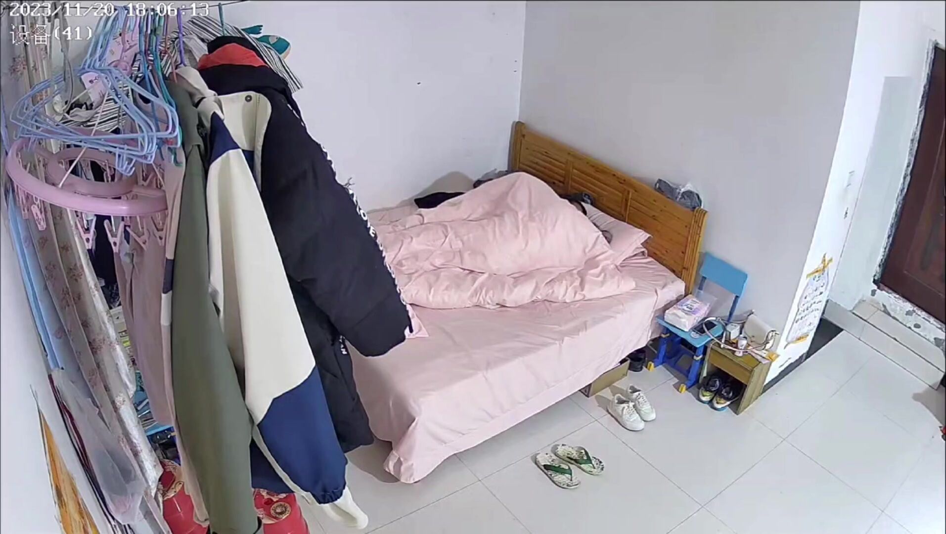 駭客破解家庭攝像頭偷拍 商務範大哥和年輕美少婦在出租屋偷情還挺會玩的讓美女穿上性感情趣內衣川渝口音對白