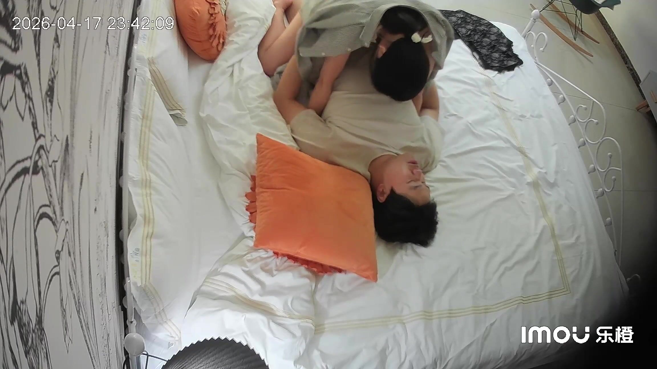 樂橙酒店高畫質偷拍 騷妹妹和豬豬男近視角換裝~黑絲足交~騷話連連~大王行不行