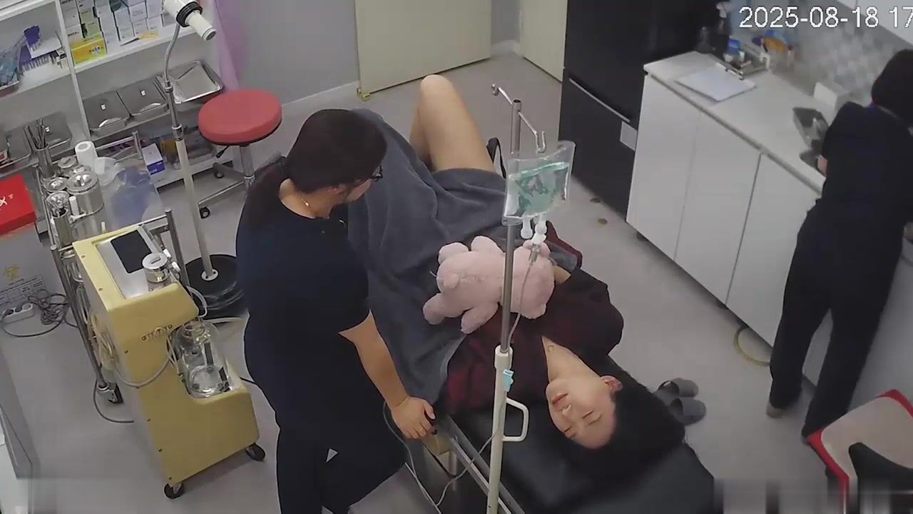 駭客破解醫院手術室監控偷拍幾個顏值美女做流產手術抱著小熊解壓