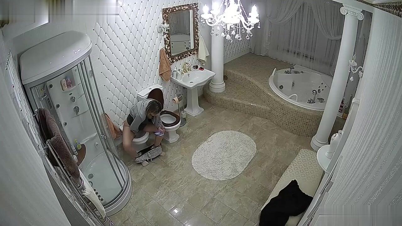 駭客破解豪華別墅衛生間的監控攝像頭偷拍有錢人是怎樣上廁所的兩個坐廁還是頭次見