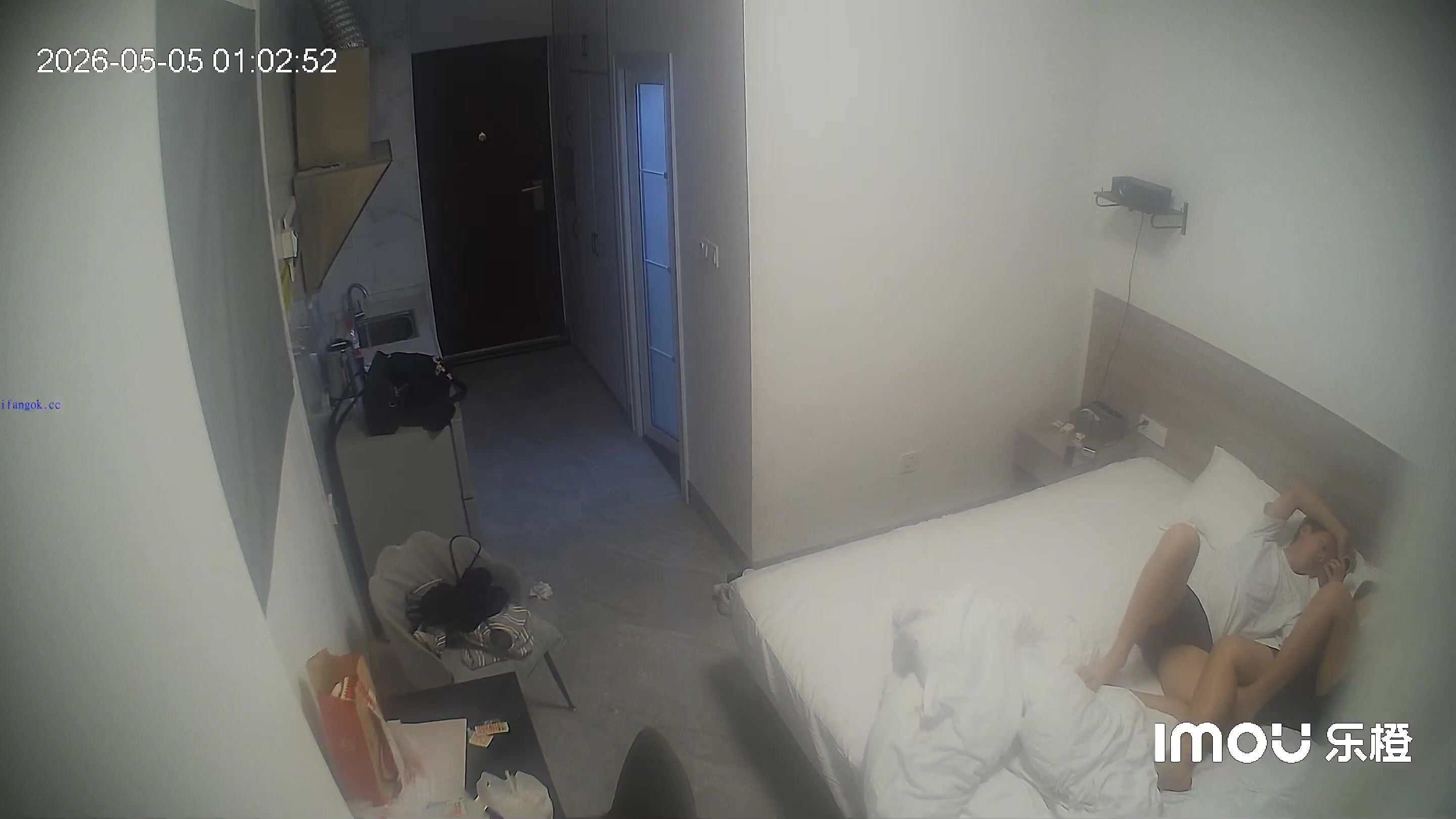 流出樂橙酒店偷拍❤️白領情侶眼睛男帶著小女友開房如願得吃 幹了兩次