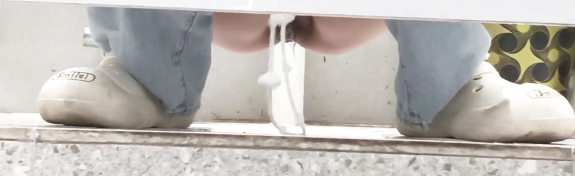 八月流出廁拍大神手持闖拍高校女廁前景偷拍洛麗塔鞋學妹的無毛饅頭小肥逼