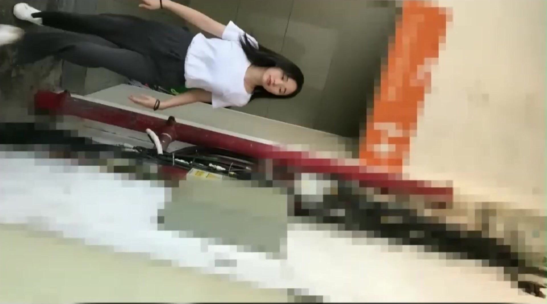 廁拍大神車先生寫字樓女廁偷拍白領姐姐尿尿白衣美女的逼逼沒長毛特別光滑飽滿