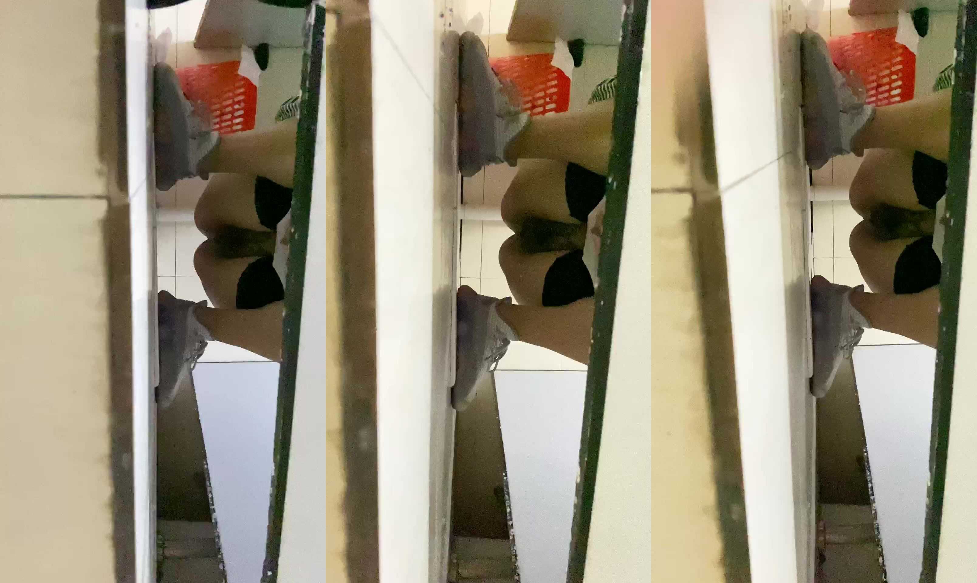 大神潛入辦公樓遊走多個樓層偷拍眾多的美女職員噓噓 (3)