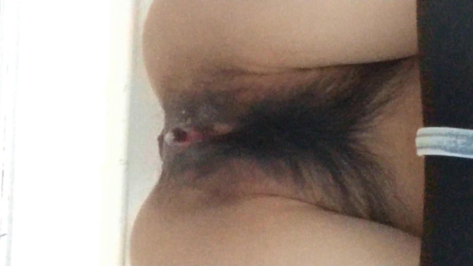 廁拍美女大學生已被開發的粉逼跟到公交車站拍臉