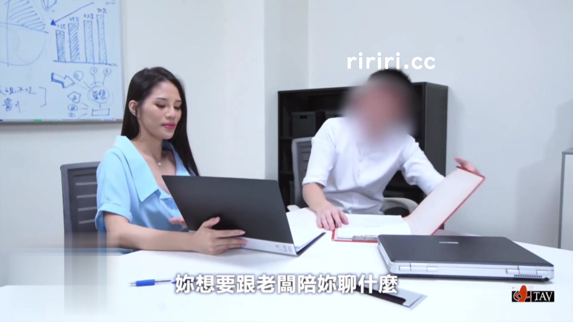 天生多汁又敏感的爆乳OL黑絲女職員職場辦公室內勾引老闆 按倒在辦公桌上無套爆操做愛 淫蕩浪叫「乾死我」高畫質1080P版