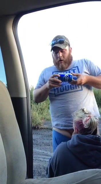 大鬍子哥郊外讓女友給自己吃雞