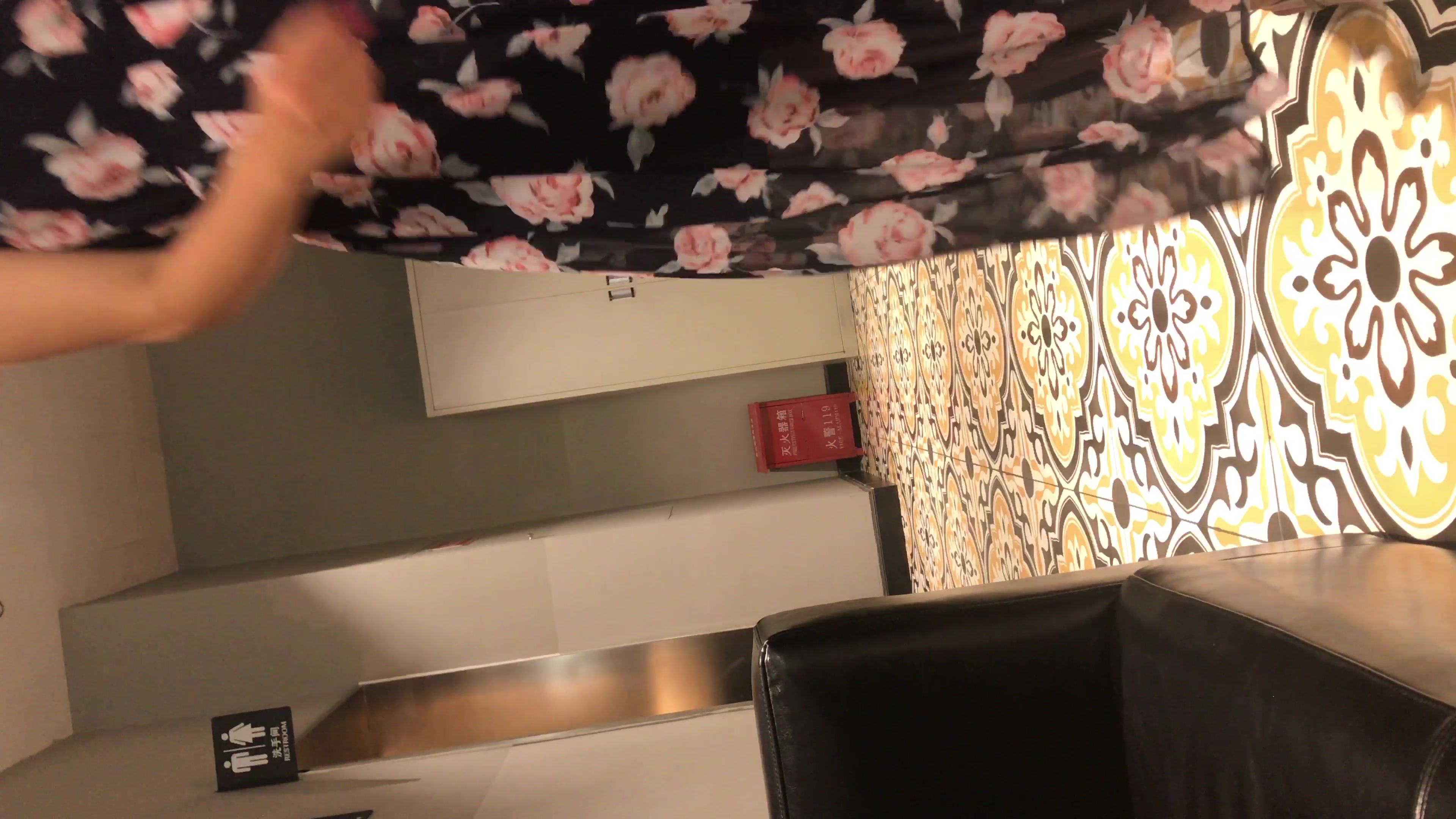 商場拍攝兩個美少婦 其中一個穿著職業裝的成熟白領主管
