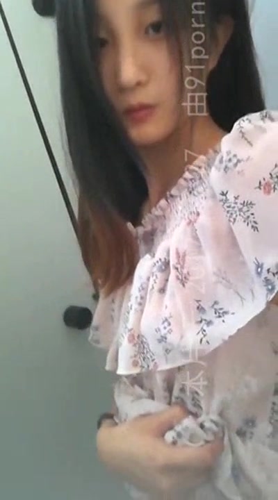 大學女神級美女在廁所自拍噓噓