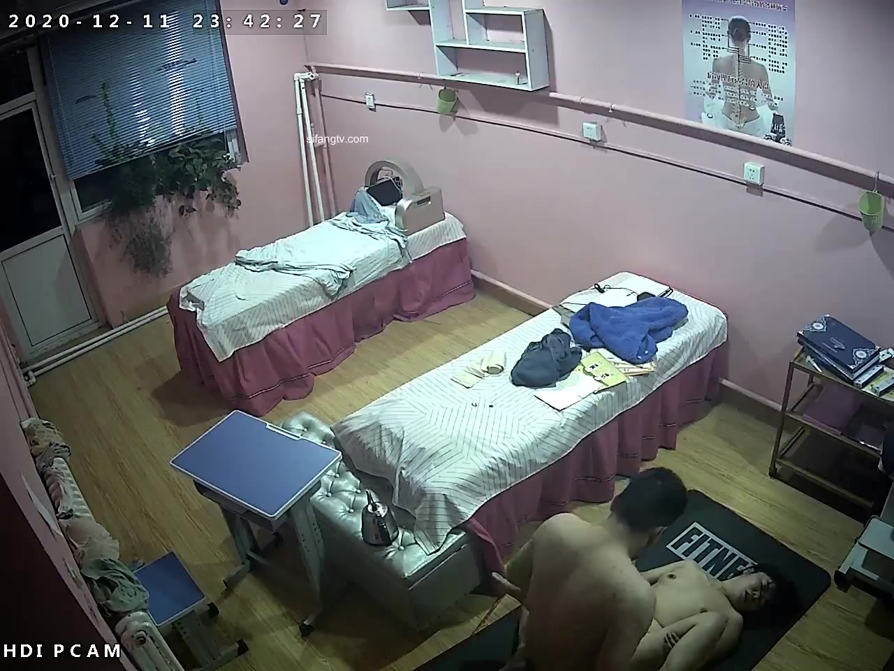 駭客破解家庭網路攝像頭監控偷拍養生館老闆娘夫妻睡前在地鋪上來一炮幹完還意猶未盡