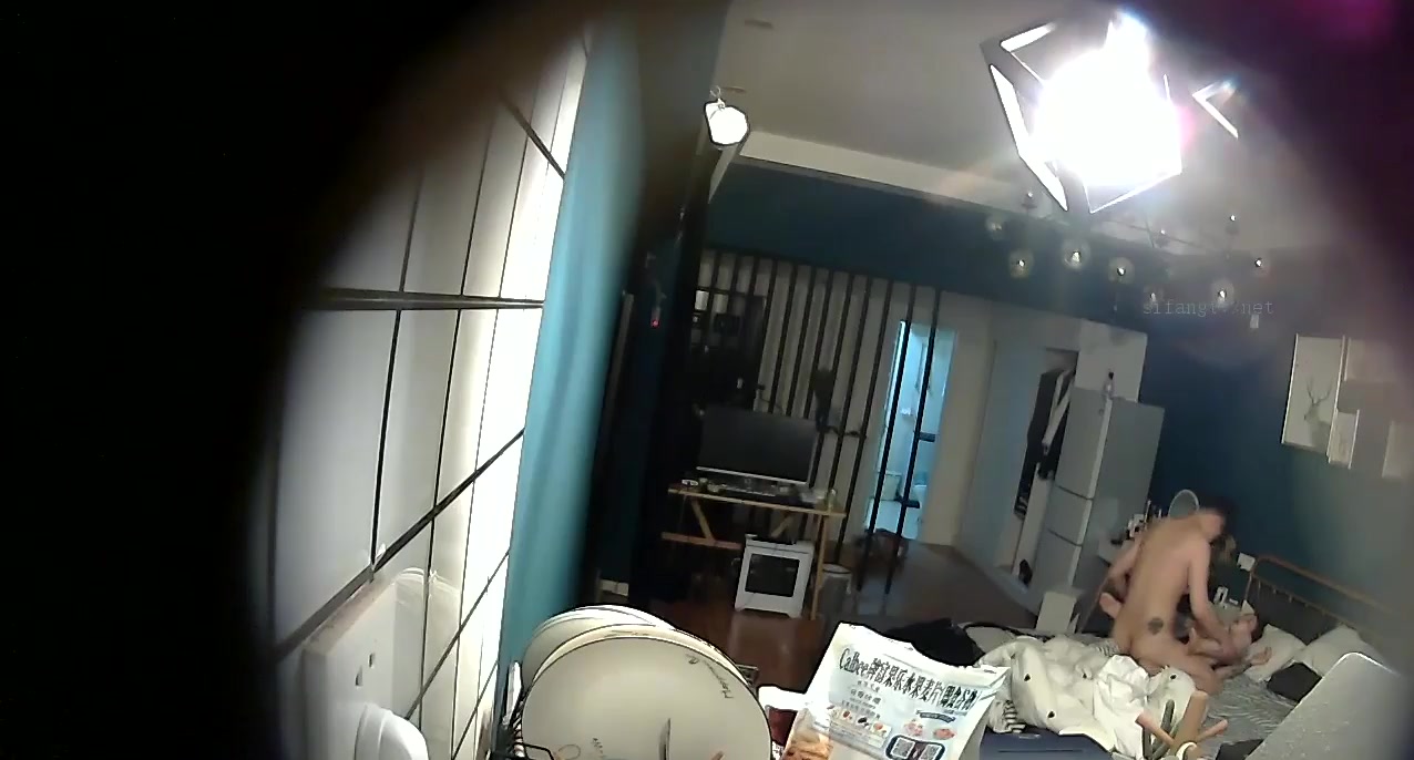 破解家居攝像頭揭秘渣男的日常生活早上還跟女朋友卿卿我我晚上就帶另一個紋身酒吧女回家啪啪
