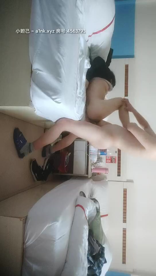 新年憋了幾天【嫖雞不戴套】幹2炮洩洩慾爽完還討杯芬達喝第2個年輕妹子是白虎逼為了趕時間操到一半同意無套內射