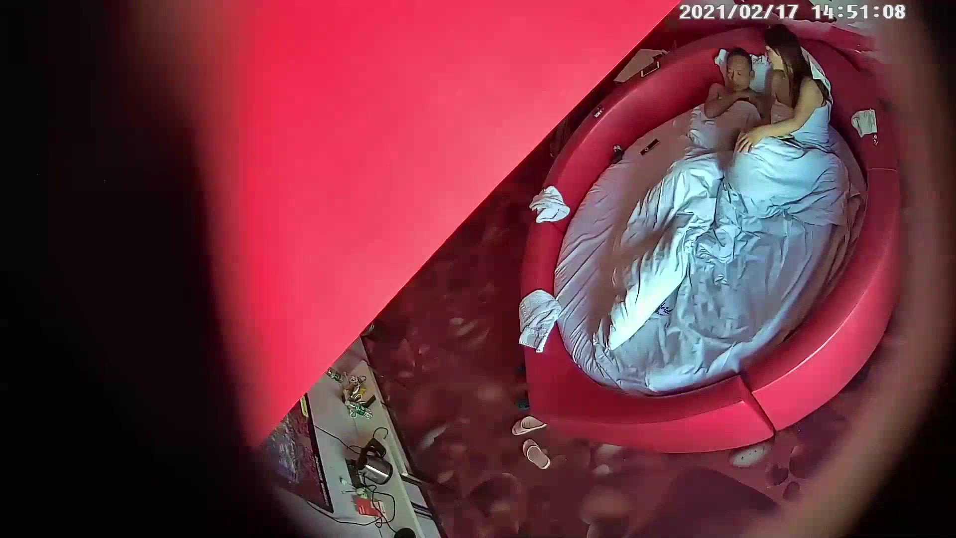 360攝像頭情趣紅心圓床偷拍中年男和老婆的妹妹白天開房偷情騷貨上位搖得很嗨