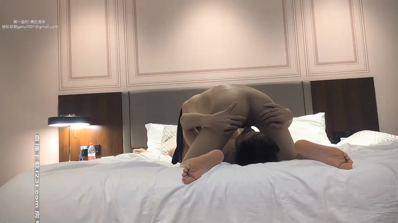 顏值控喜歡的高顏值小美女，雖然挺瘦胸挺小，但身材還不錯屁股也有肉