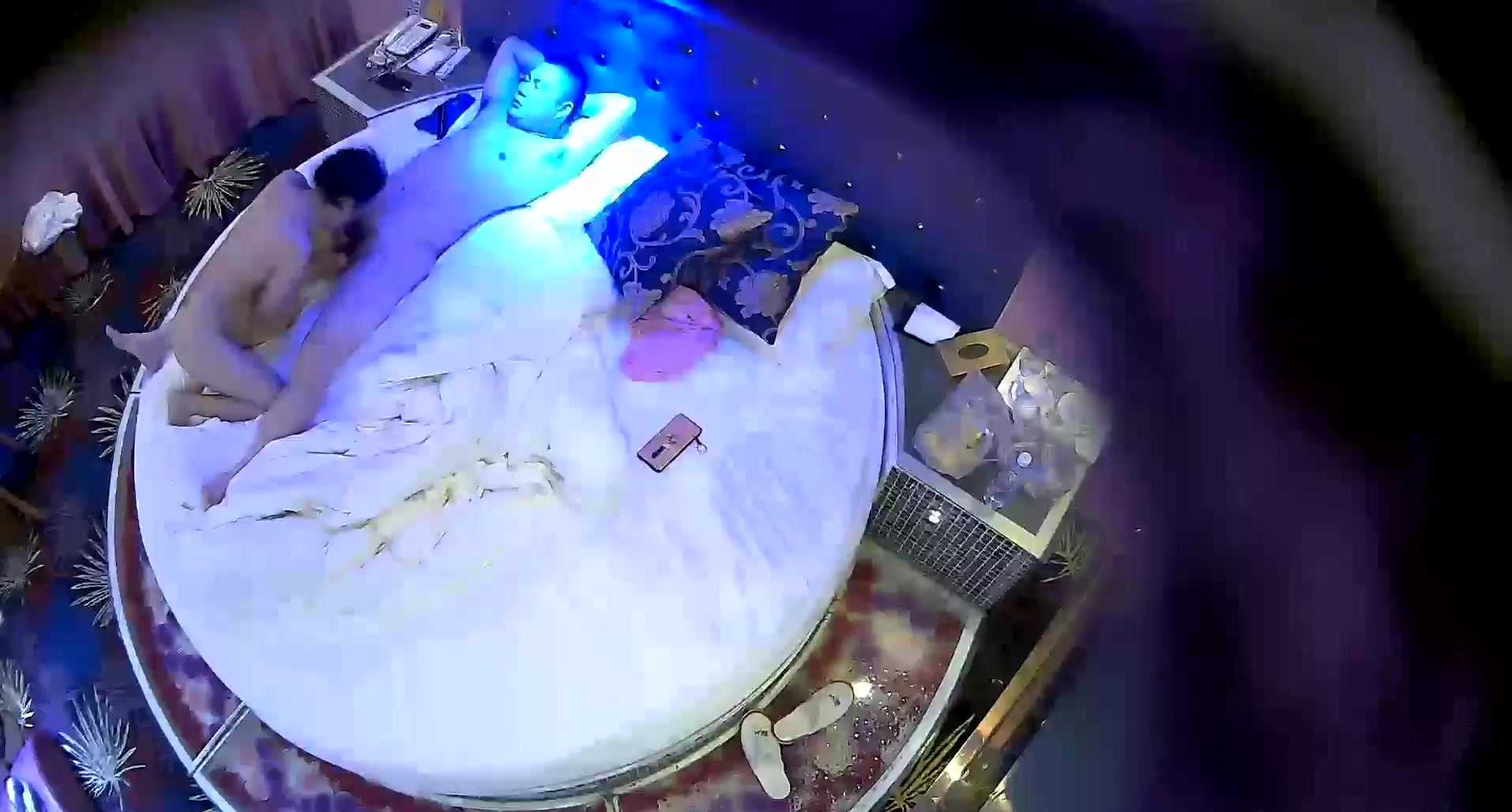 情趣酒店鐳射光影房偷拍長得有點像小嶽嶽的胖哥和漂亮情人開房偷情舔得騷貨表情好銷魂