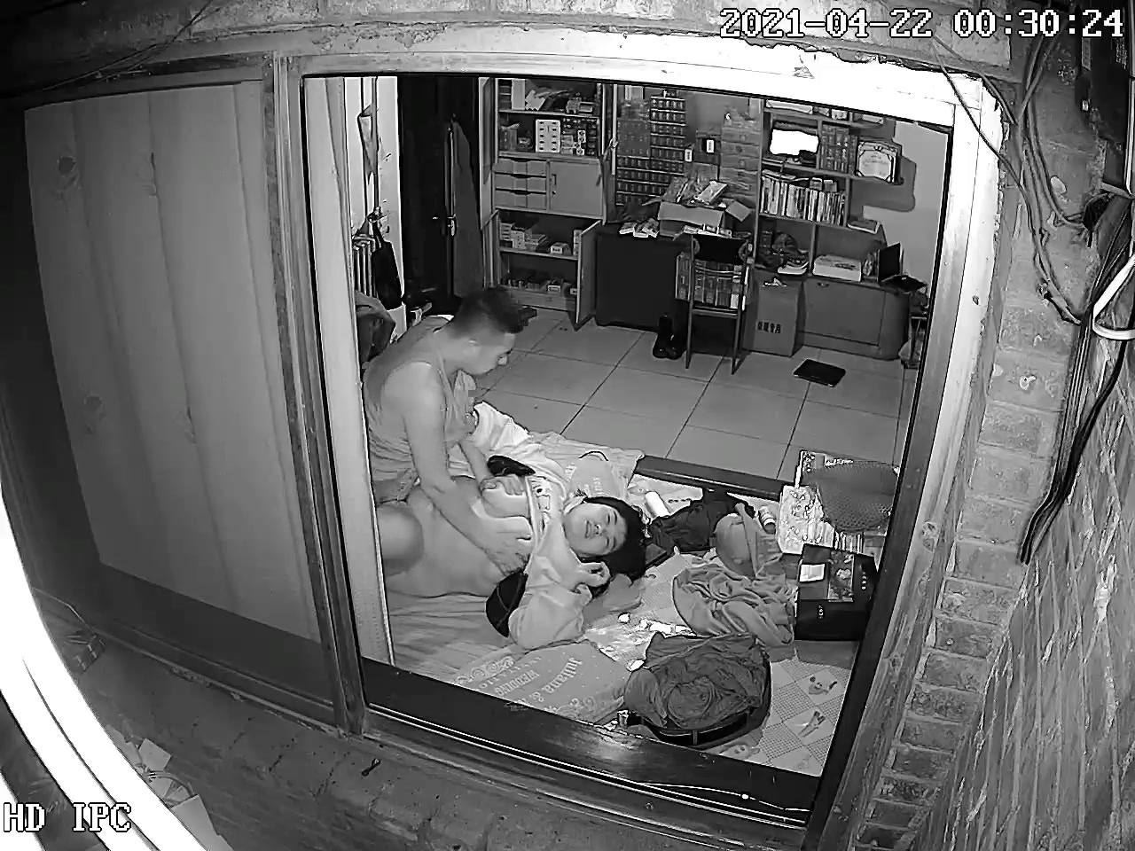 《駭客破解家庭網路攝像頭》偷拍平頭小哥和媳婦在窗臺邊的大床上激情被外面的攝像頭監控