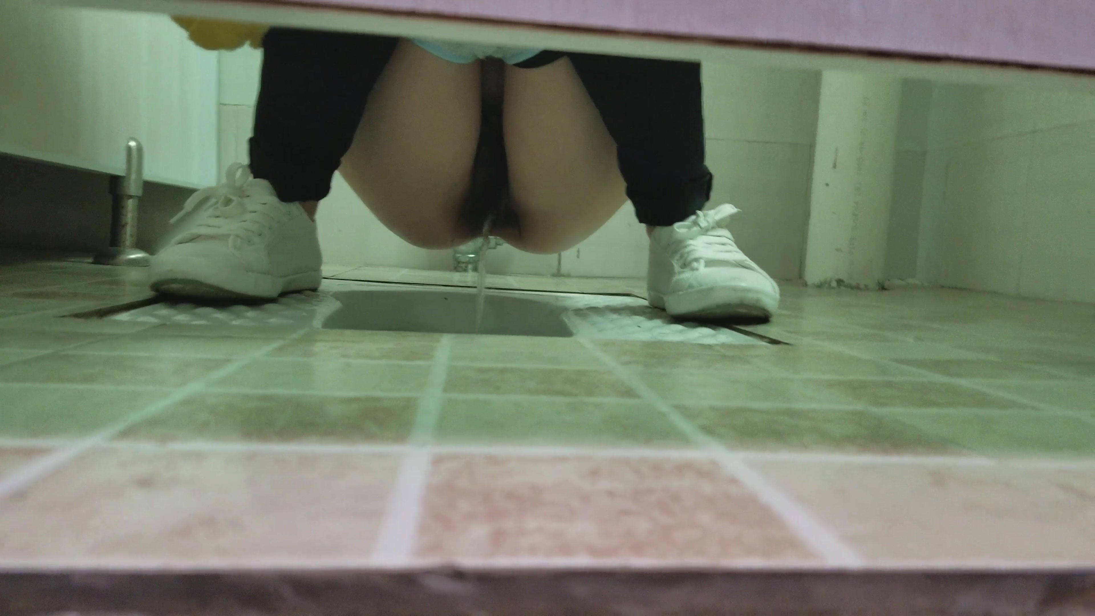 廠裡新來的美女化驗員 一路跟蹤偷拍她上廁所 B毛可真多