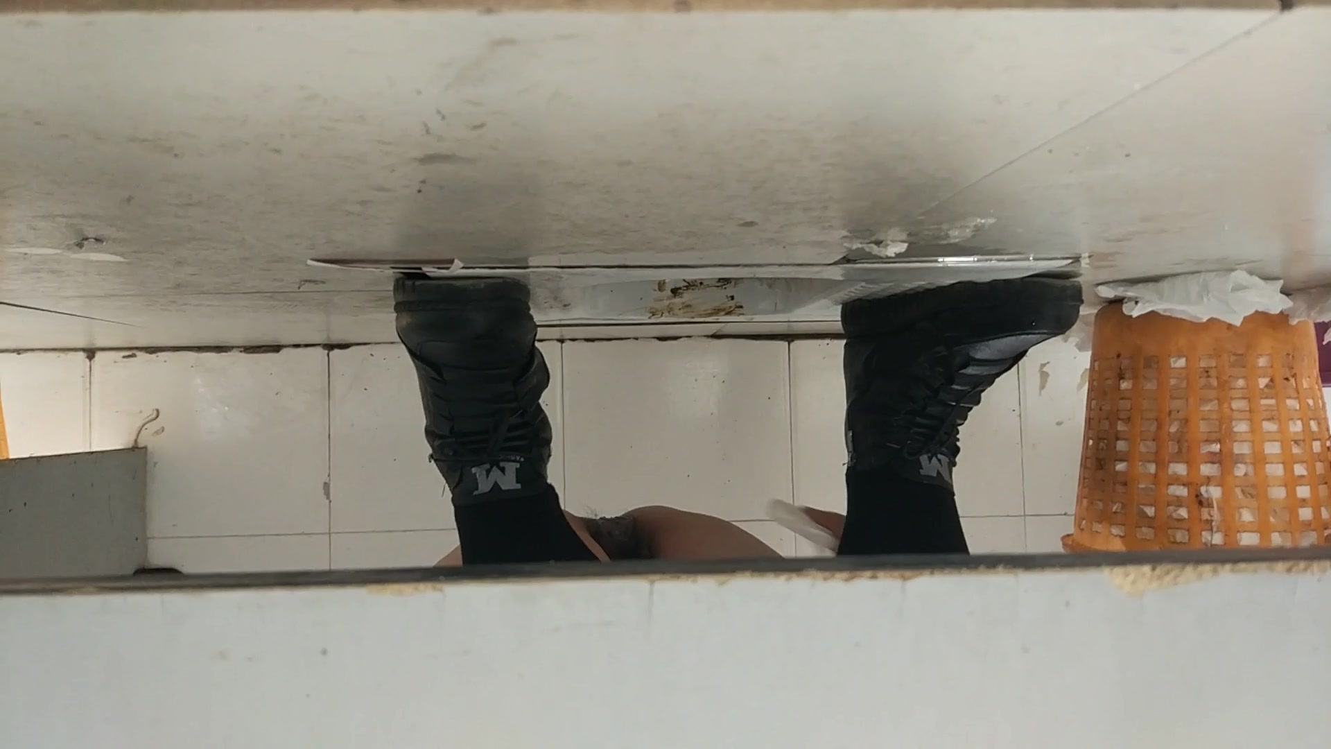 大街上一路尾隨漂亮的少婦 溜進女廁偷拍她的小鮑魚