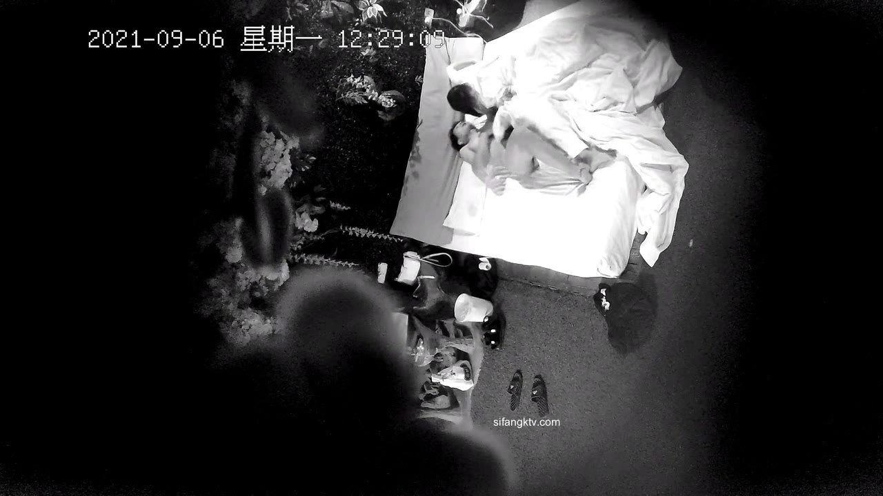 最新流出酒店攝像頭偷拍猴急小夥和朋友媳婦開房偷情有點緊張搞了幾次都是很快射了