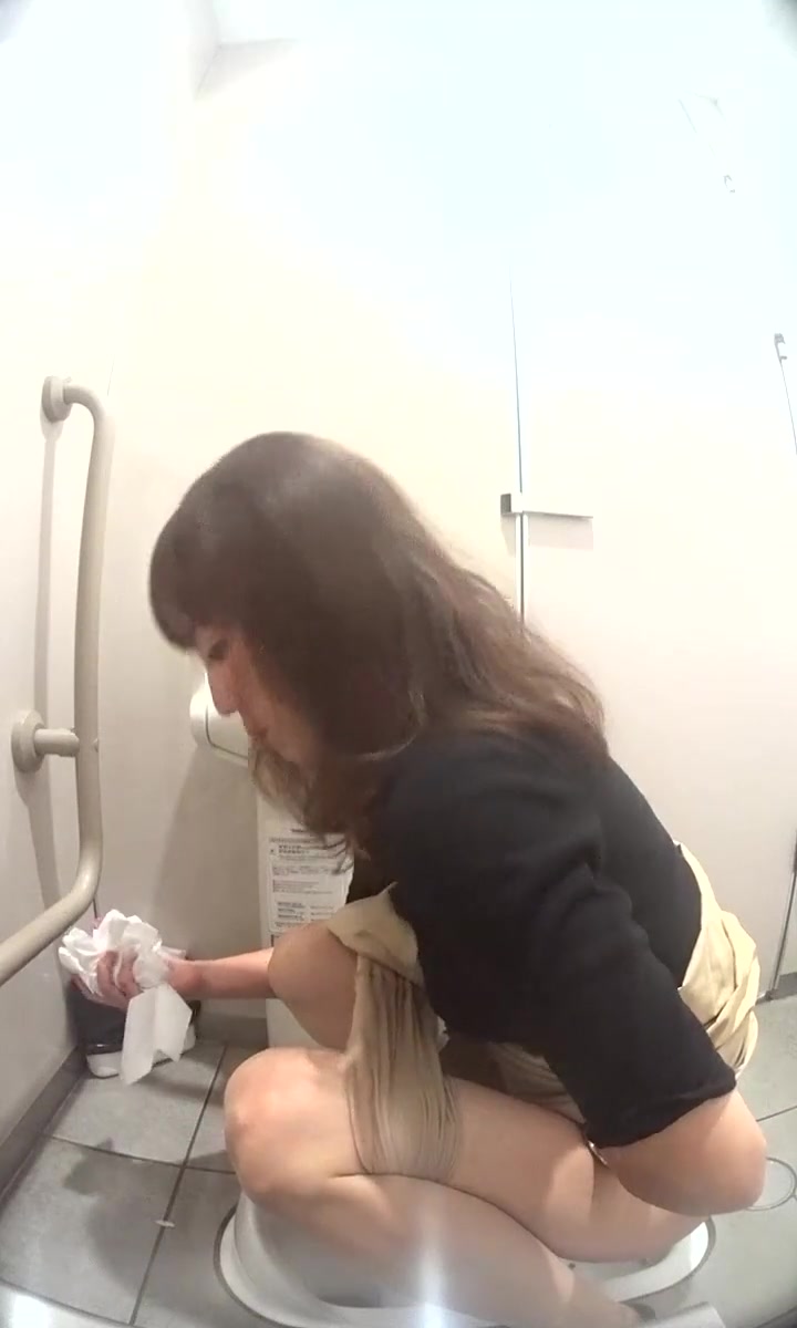 地鐵站內女士公共蹲廁雙視角全景偸拍下班高峰絡繹不絕的氣質白領美女拉屎撒尿大長腿肉絲美女陰毛好有個性2V1