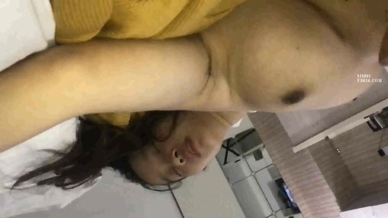 真厲害小美女醉的一動不動，肆意揉捏大乳房摳逼逼，就這都不醒，掏出雞巴啪啪送入嘴裡騷穴裡抽插享受