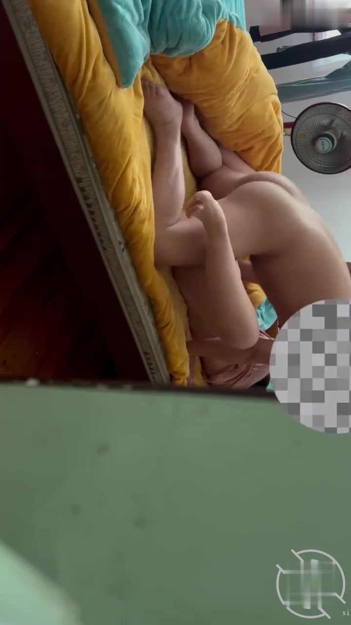 原創真實 迷姦嫂子，果然水很多，才把手指剛房間去就濕濕的