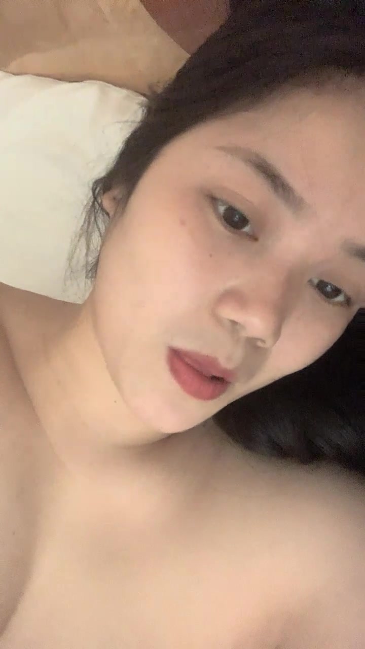 【景黎老師】西安28歲新婚小少婦，家中深夜發騷，這對大白兔滿分，哪個男人能去滿足她