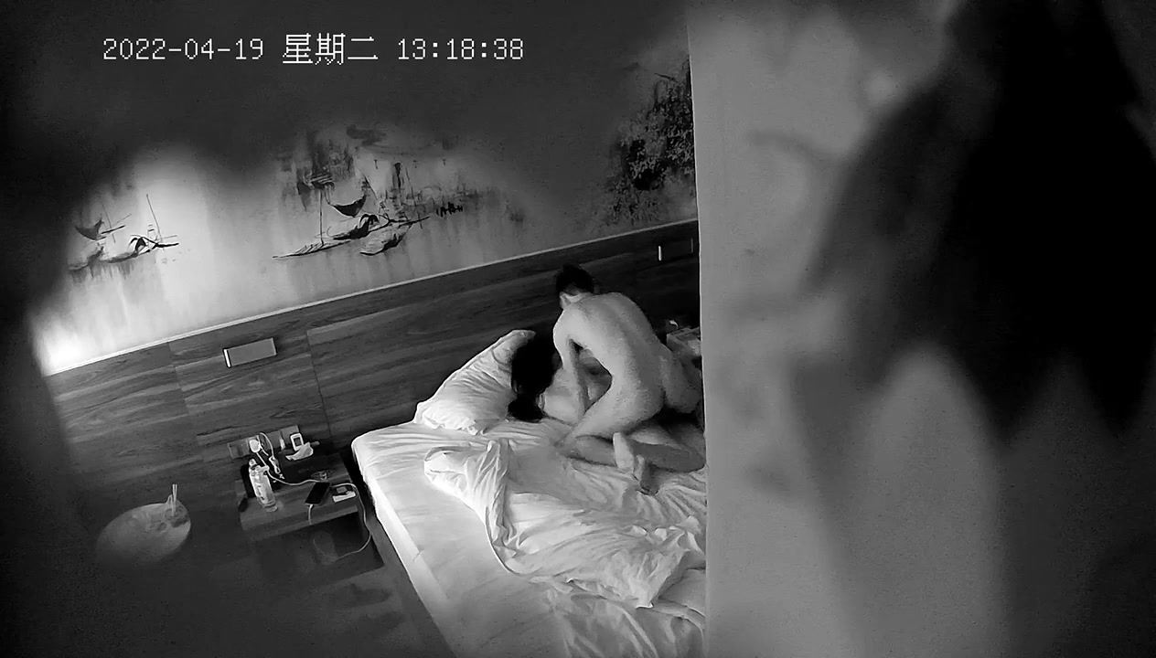 新流出酒店攝像頭偷拍性慾強小哥中午睡醒幹模特身材苗條女友六九舔逼幹得女友說不要