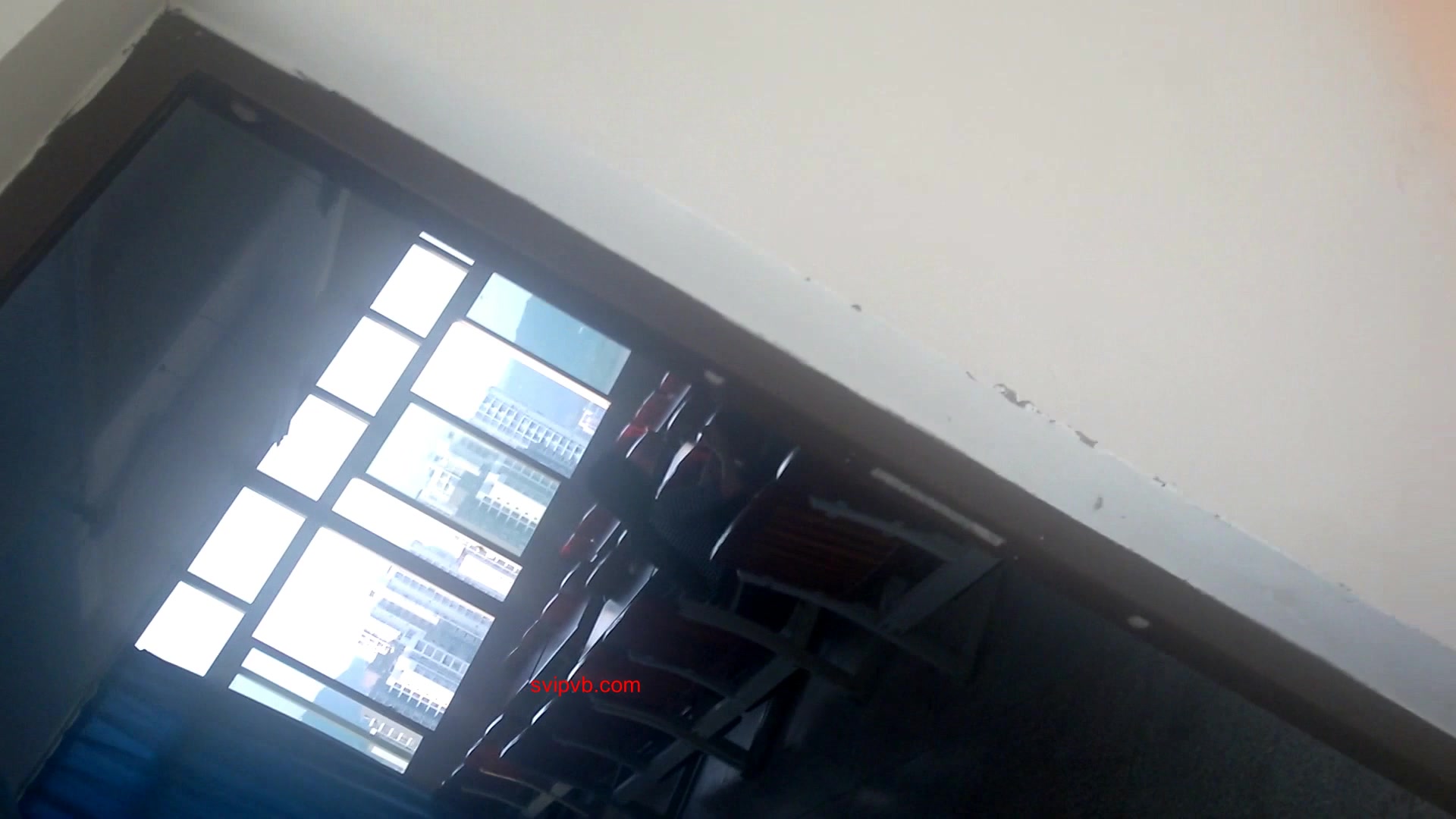 大學女廁偷拍即將畢業的學姐 鮑魚還是粉嫩的喲