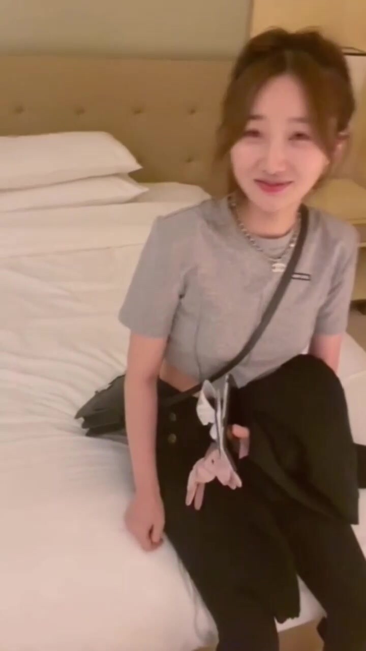 完了，芭比Q啦，酒店只剩一間房！趙老師；是不是你故意設計好的，中間放個枕頭睡唄男；我怕最後把持不住犯罪！精彩對白！