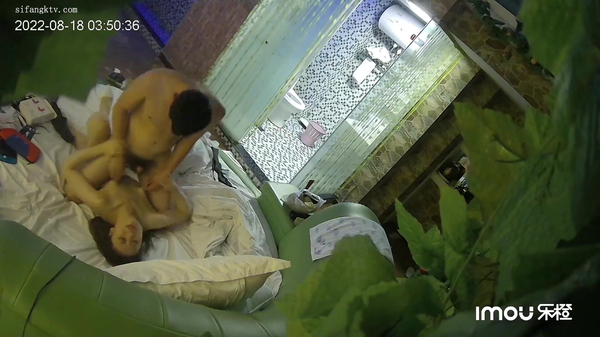 流出樂橙酒店精品綠葉房高畫質偷拍模特身材美女和男友道具助興六九互舔~狂插逼逼妹子大聲尖叫