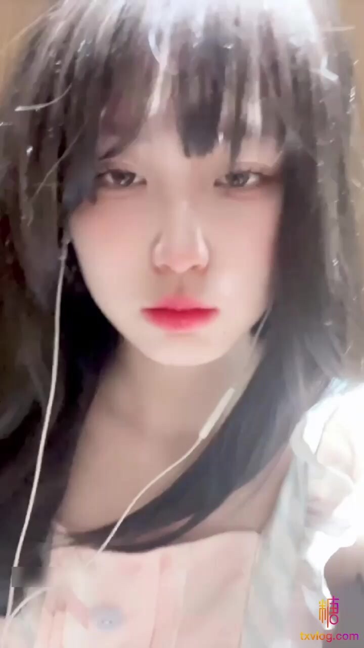 青春美少女 極品洛麗塔學妹內衣褲都沒穿 偷偷跑到商場廁所自慰 有人來了好怕被發現 要高潮了~好舒服