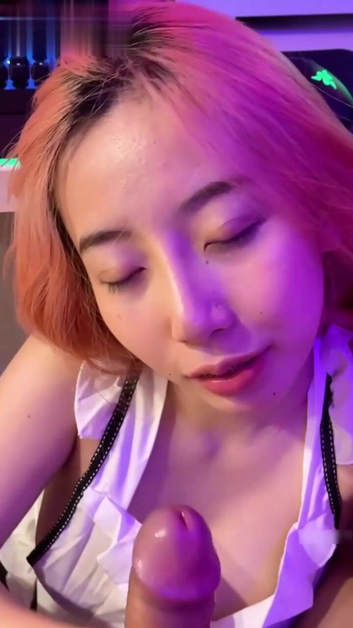 極品網紅美少女，口活男友，活靈活現的嘴巴 吧唧吧唧口，渴望吃精液吞精！