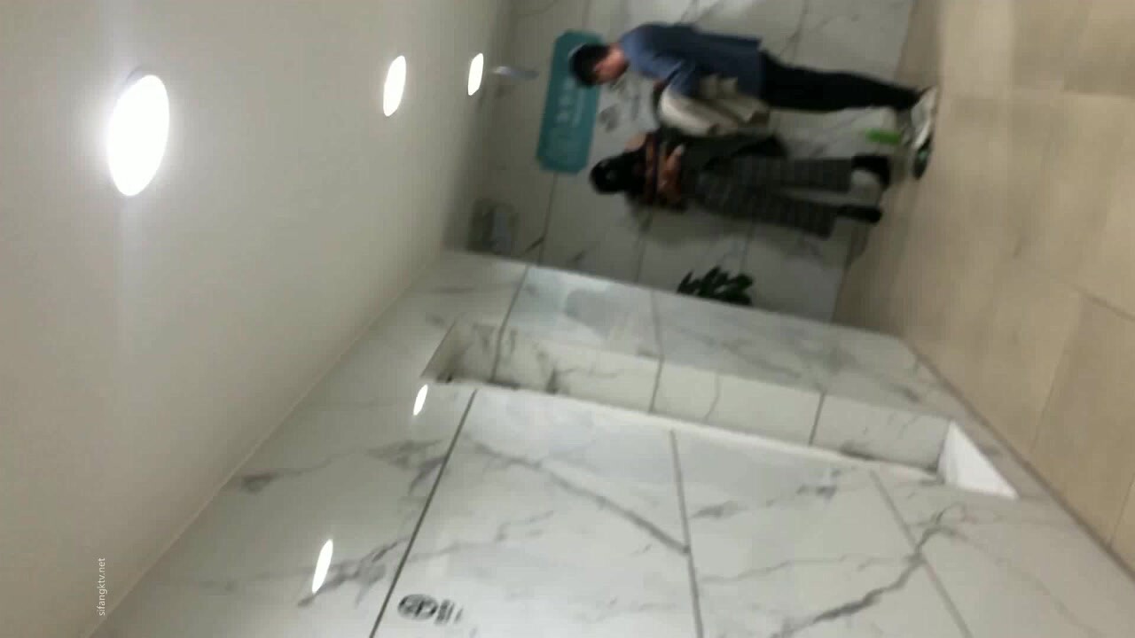 電影院女廁偷窺男朋友一起陪著上廁所美女的大黑鮑