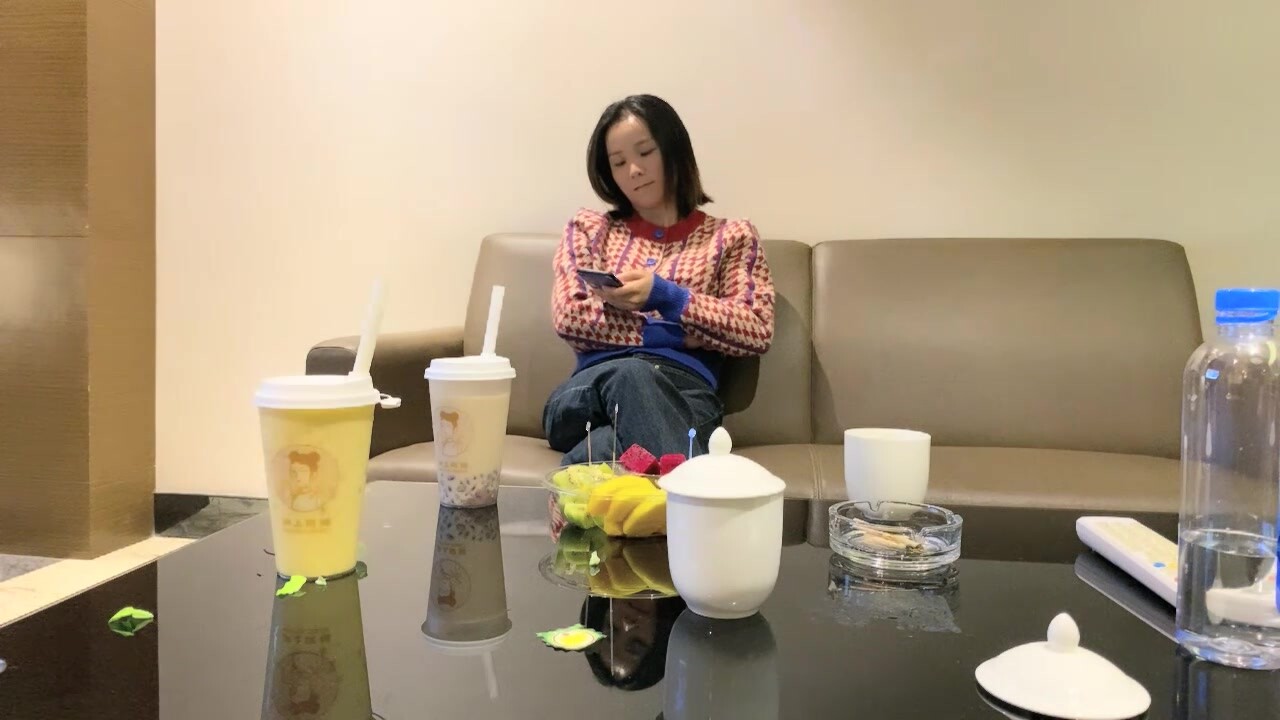 【瘦猴先生探花】良家人妻少婦返場，扒掉牛仔褲摸穴，穿著高跟鞋爆插，騎乘位打樁機高潮噴水