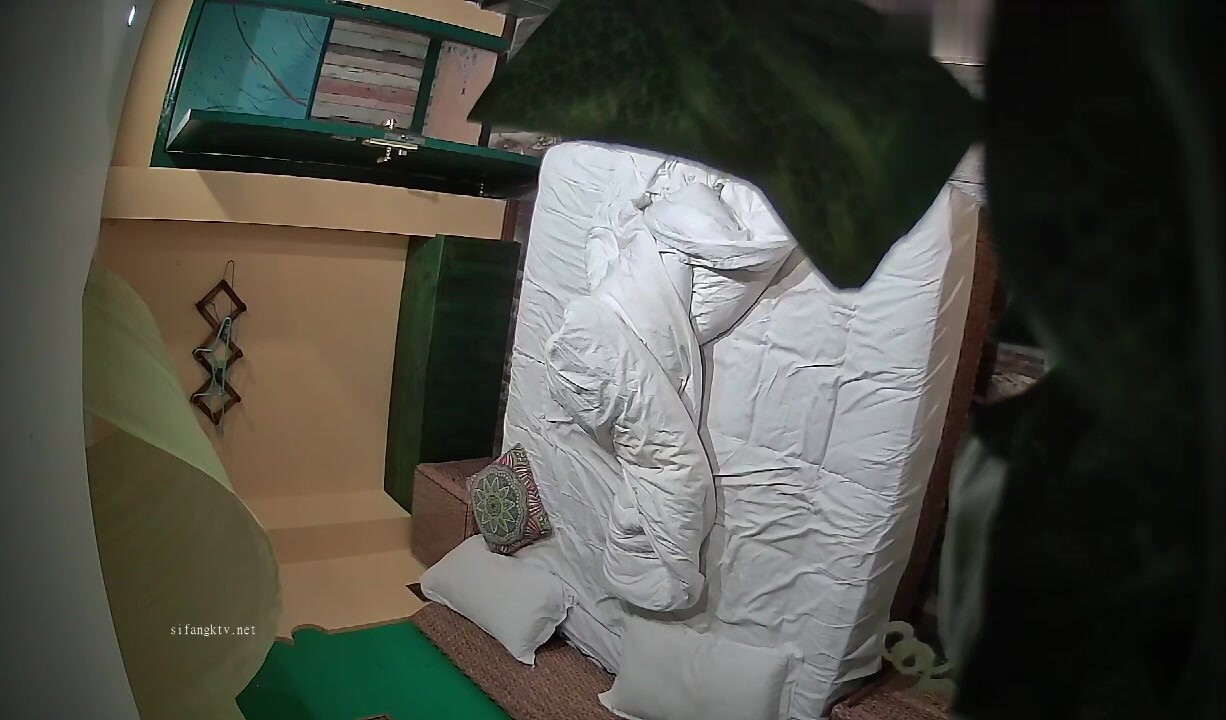 最近嚴打360攝像頭偷拍 稀有360酒店偷拍流出健身房男女教練穿同款工作服開房約炮
