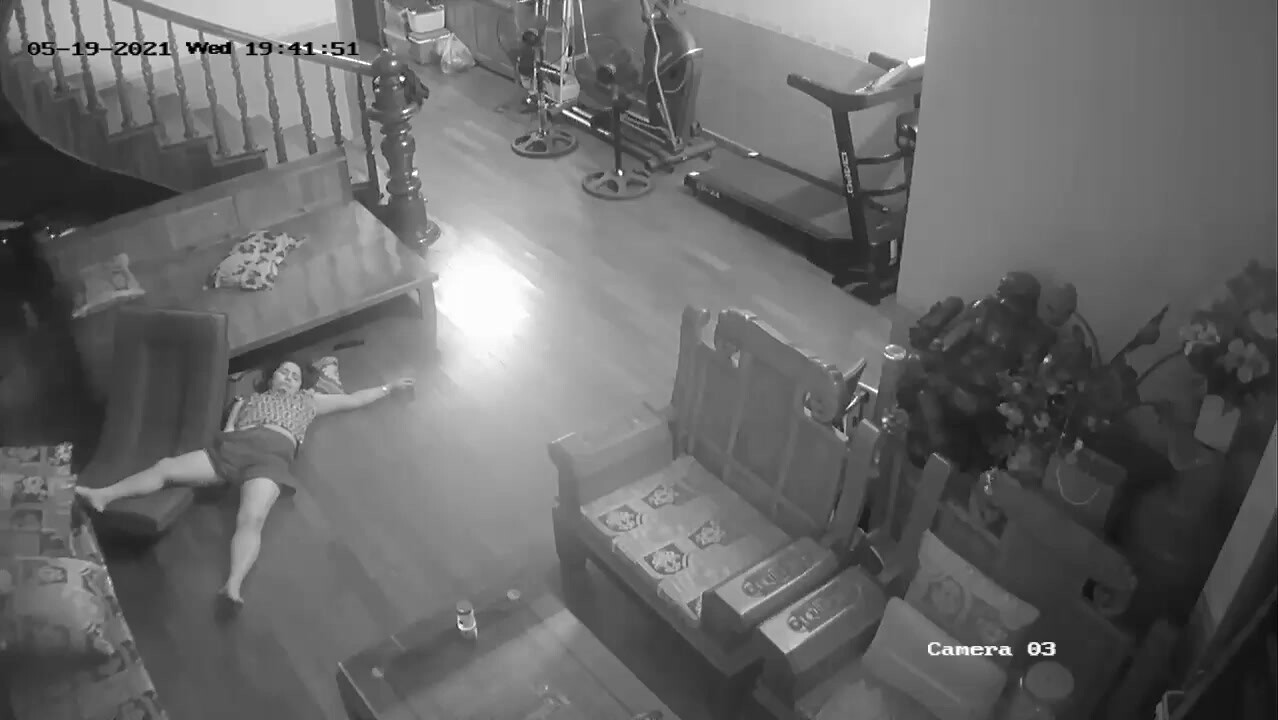 駭客破解家庭網路攝像頭偷拍 寂寞自慰 家裡沒個男人母女都能發展成女同 (2)