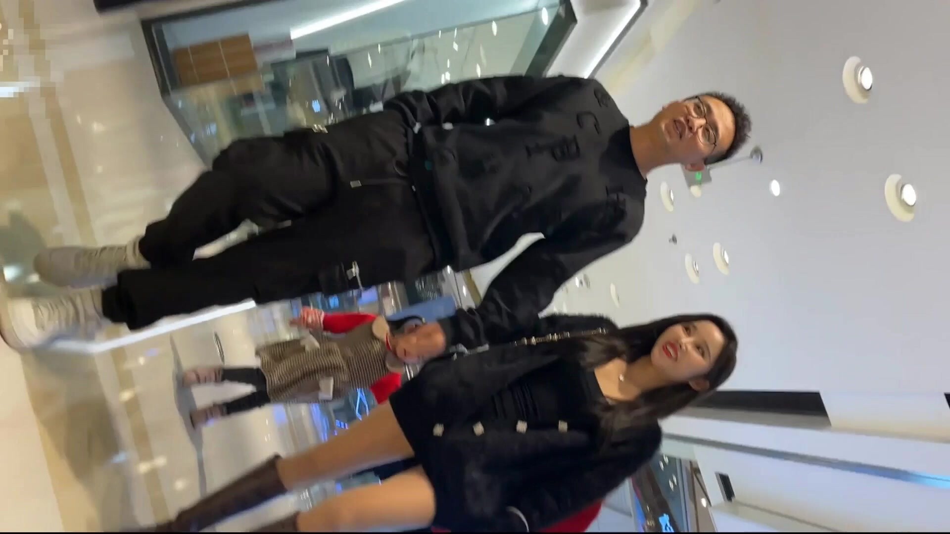 偷拍大神尾隨偷拍幾個美女裙底風光少婦帶孩子買玩具牛仔裙丁字褲彎腰露毛